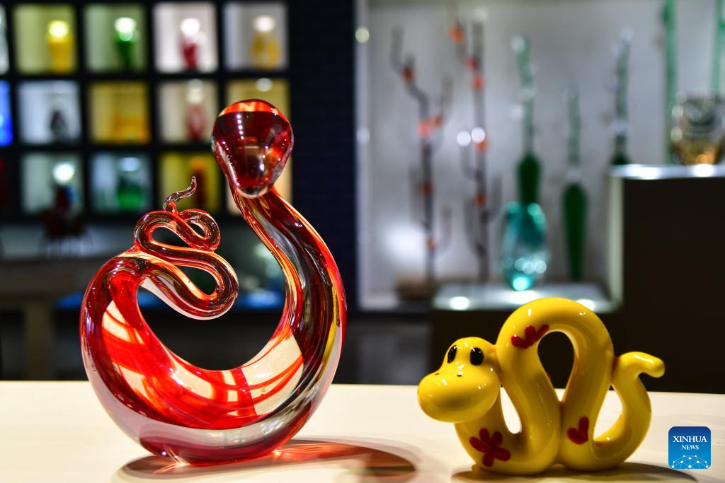 A glimpse of colored glaze crafts in Boshan, E China's Shandong