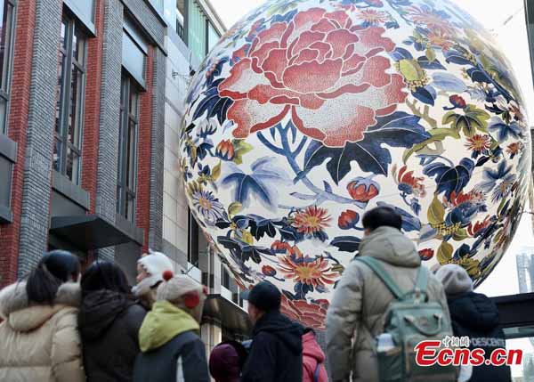 Giant lantern painted with peony flowers adds festive atmosphere to Beijing