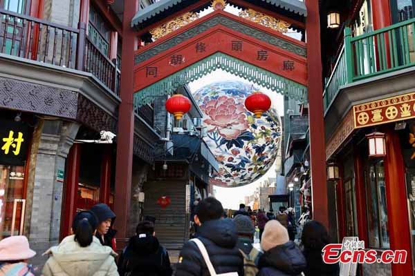 Giant lantern painted with peony flowers adds festive atmosphere to Beijing