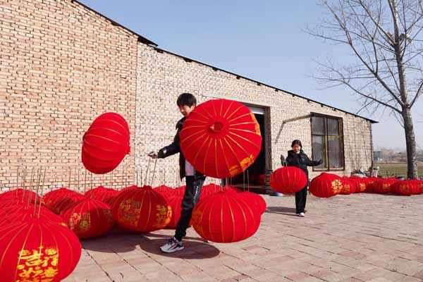 Lanterns light way for Shanxi village