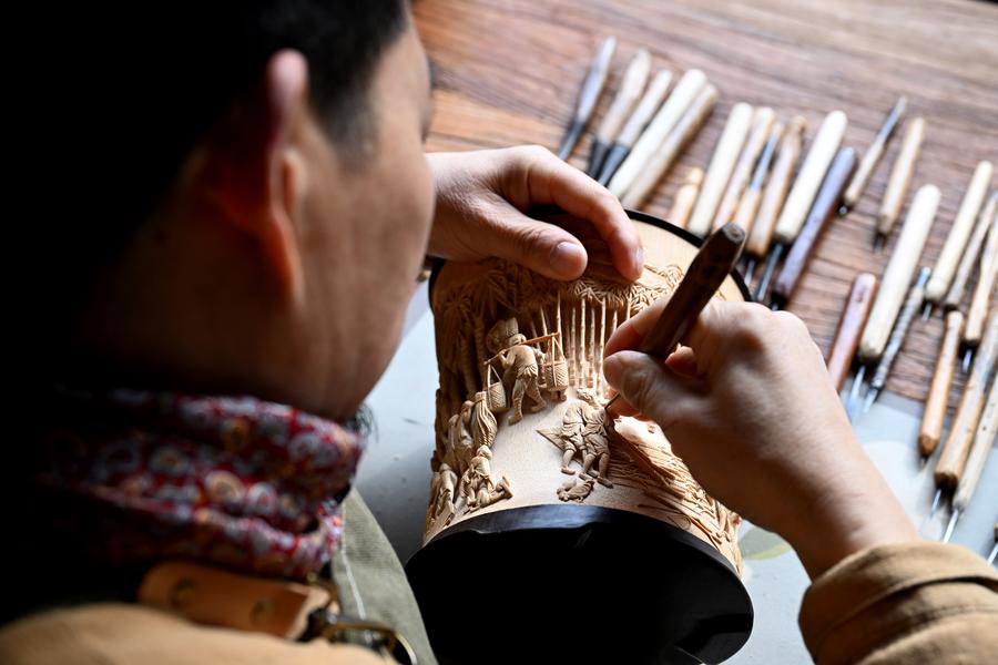 Bamboo carver inherits traditional carving arts in E China's Anhui