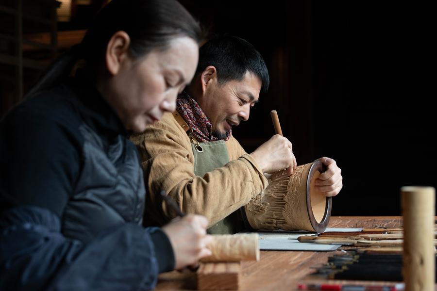 Bamboo carver inherits traditional carving arts in E China's Anhui