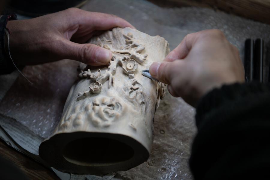 Bamboo carver inherits traditional carving arts in E China's Anhui