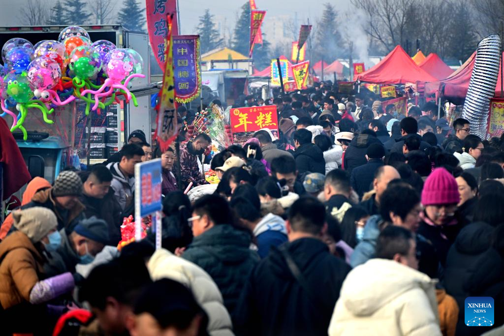 Traditional market in Qingdao attracts visitors ahead of Spring Festival