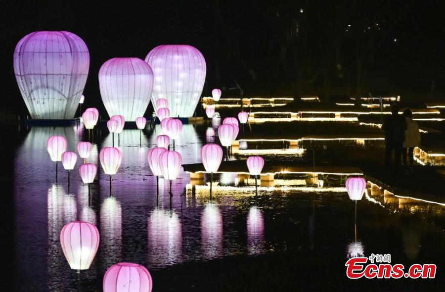 Splendid lanterns add festive atmosphere to Hangzhou