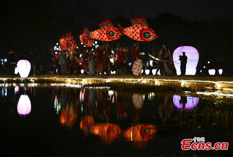 Splendid lanterns add festive atmosphere to Hangzhou