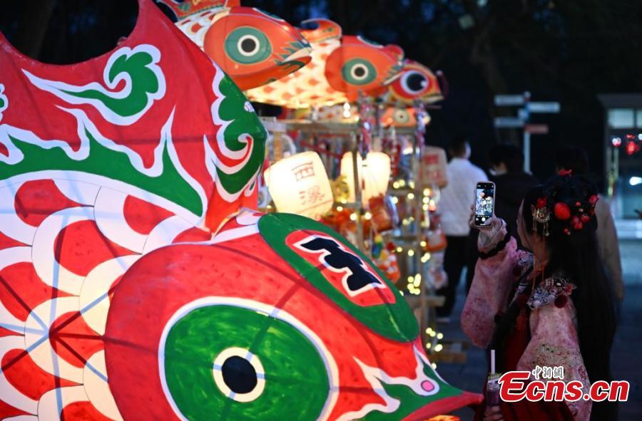 Splendid lanterns add festive atmosphere to Hangzhou