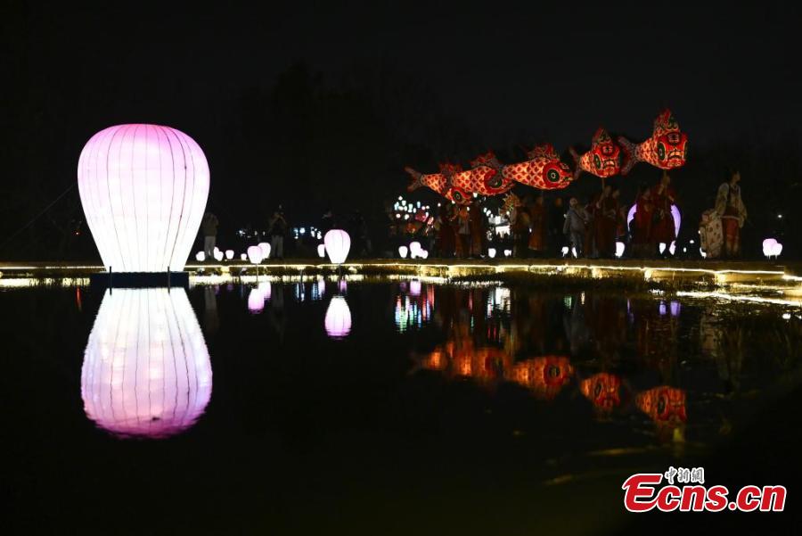 Splendid lanterns add festive atmosphere to Hangzhou