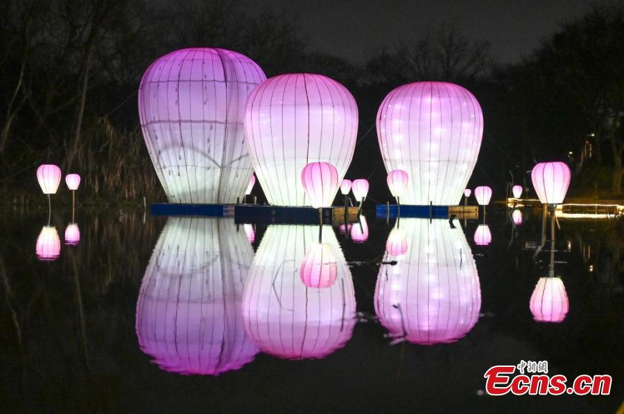 Splendid lanterns add festive atmosphere to Hangzhou